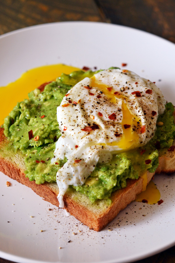AVOCADO TOAST WITH A POACHED EGG | AMBS LOVES FOOD
