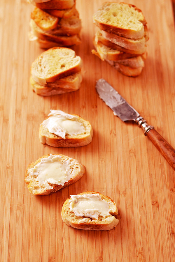 BRIE-APPLE-WALNUT-HONEY-DRIZZLED-CROSTINI-2