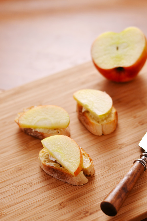 BRIE-APPLE-WALNUT-HONEY-DRIZZLED-CROSTINI-3