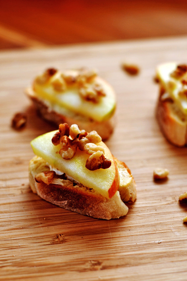 BRIE-APPLE-WALNUT-HONEY-DRIZZLED-CROSTINI-4