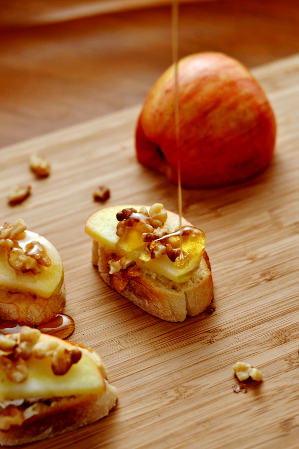 BRIE-APPLE-WALNUT-HONEY-DRIZZLED-CROSTINI-5