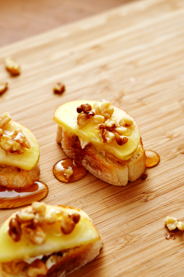 BRIE-APPLE-WALNUT-HONEY-DRIZZLED-CROSTINI-6
